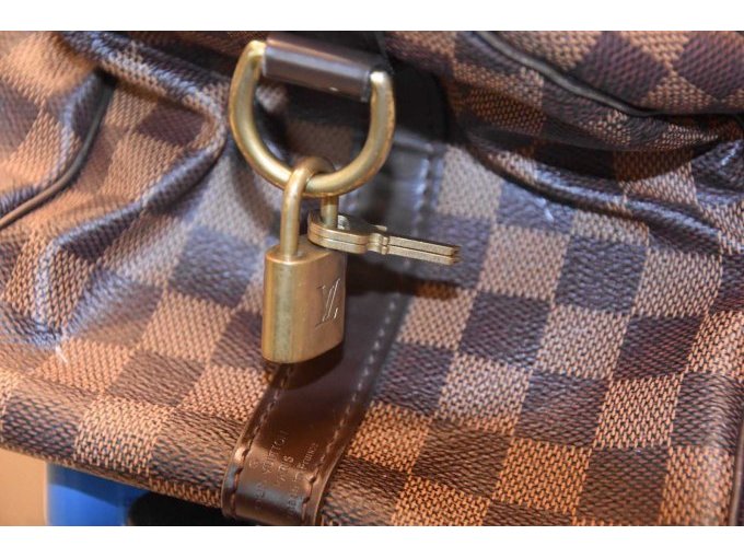 Schlüssel so befestigt dass Schloss und Schlüssel nicht geöffnet werden können