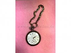 silberfarbene Taschenuhr mit zugehöriger Kette