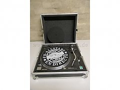 Plattenspieler im Koffer mit geöffnetem Deckel