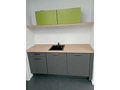 Frontansicht Teeküche von NOBILA KÜCHEN, incl.Spülbecken, Kühlschrank, Wandschänke mit LED Unterbeleuchtug, Unterschränke Schiefergrau, Wandschränke Farn
