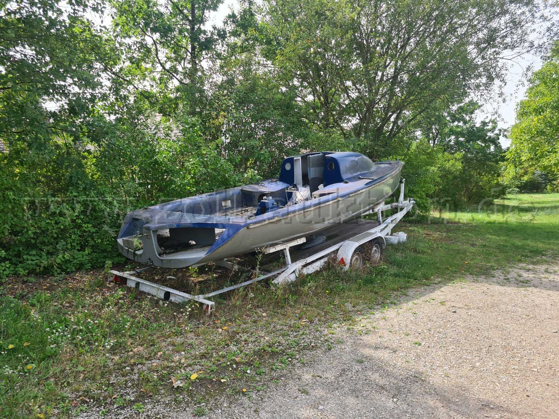 Boot + Anhänger seitlich
