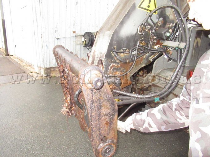 Hydraulikrohr an Aufnahmeplatte gerissen, diverser Rostbefall