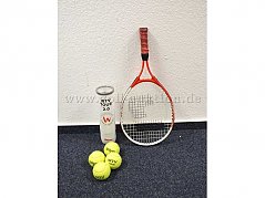 Detailansicht des Tennisschlägers mit Bällen