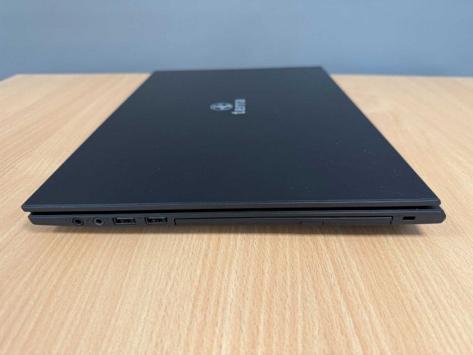 Terra Mobile 1516 – Notebook – 39,6 cm (15.6")
Ansicht geschlossen von der Seite