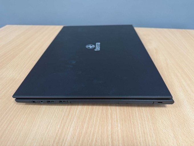 Terra Mobile 1516 – Notebook – 39,6 cm (15.6")
Ansicht geschlossen von der Seite