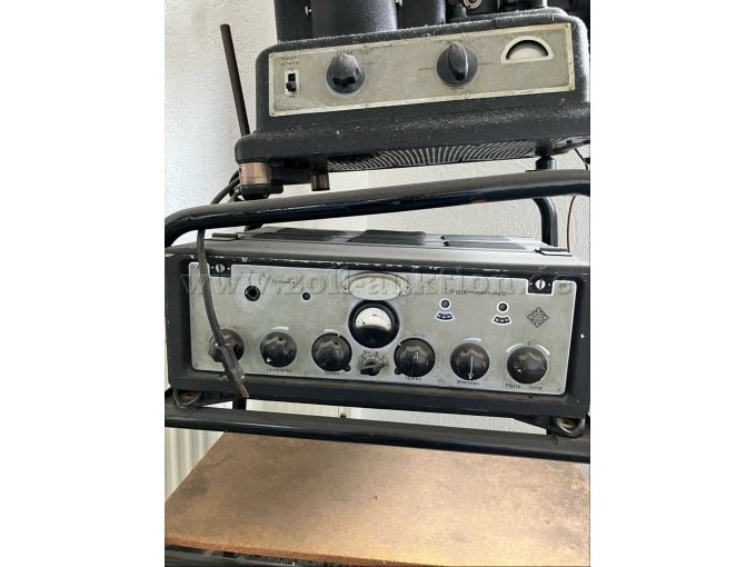 Rückansicht mit Schalflächen und Analogschaltern