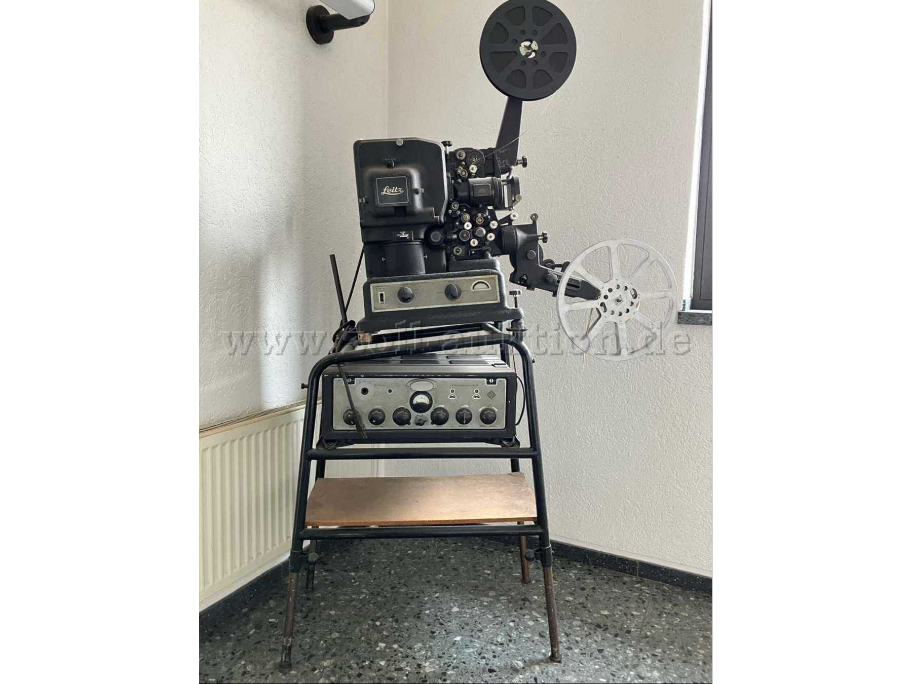 Gesamtansicht mit Metallständer