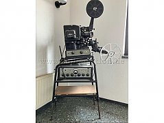 Gesamtansicht mit Metallständer