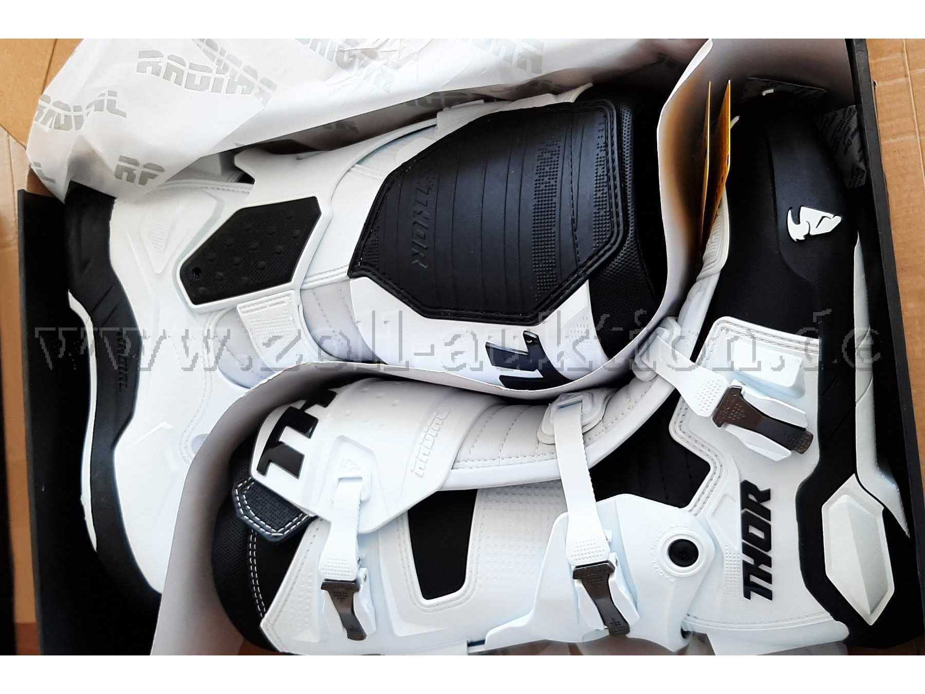 Frontansicht Motocross-Stiefel
