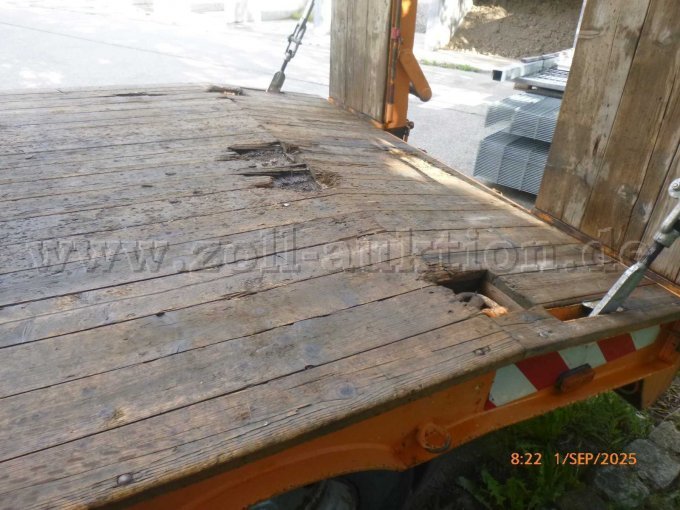 Holzboden hinten in der Mitte beschädigt