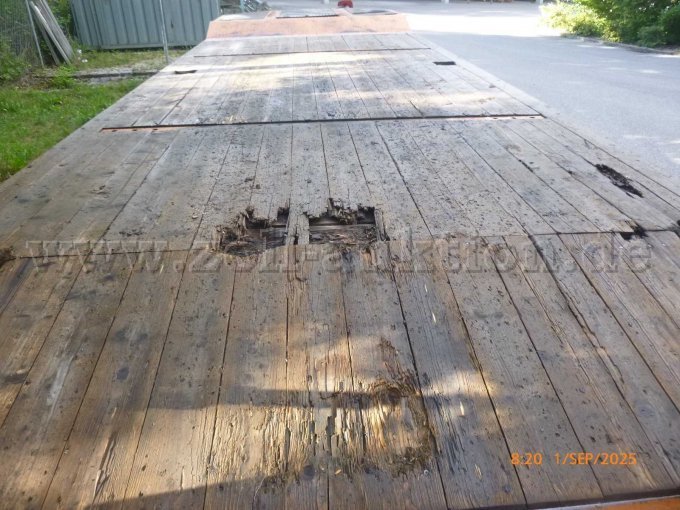 Ladebodenbeschädigung am hinteren Ladeboden zum Übergang Schräg zu Gerade