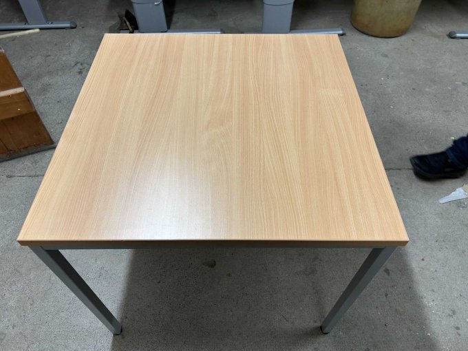 Tisch 80 cm x 80 cm 
Dekorplatte in buche