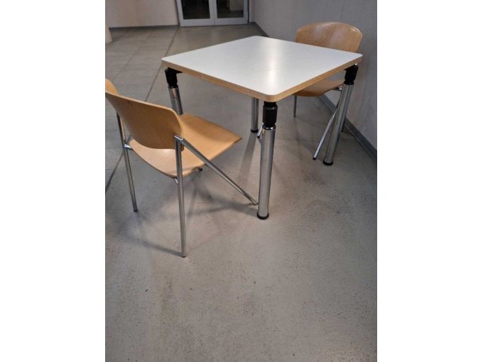 Tisch mit 2 Stühlen
