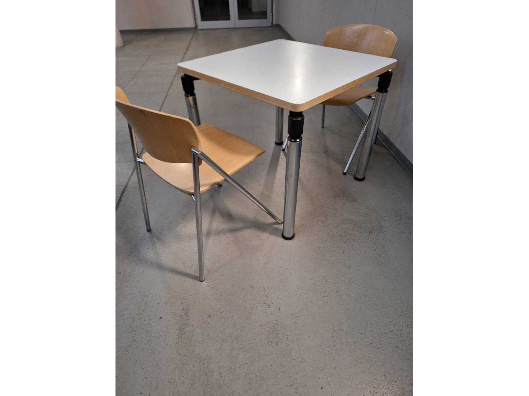 Tisch mit 2 Stühlen