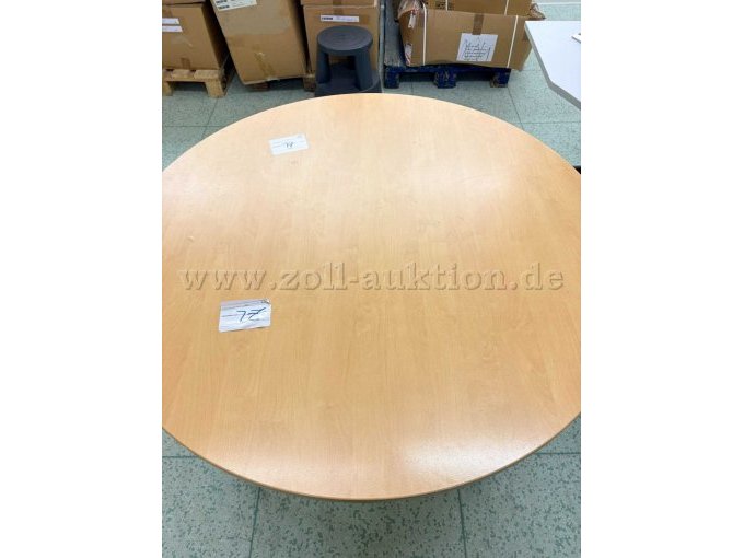 Runder Holztisch mit einem Durchmesser von 120 cm. Im guten Zustand.