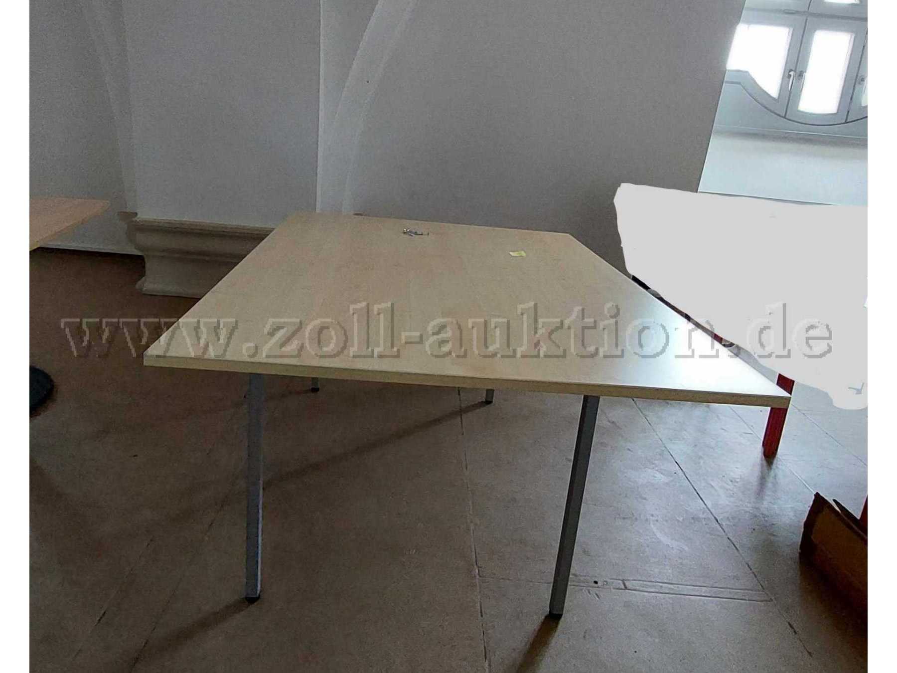 Ein rechteckiger Tisch mit den Maßen 160 x 120 cm, 75 cm hoch; Dekor: Birke, Gestell grau