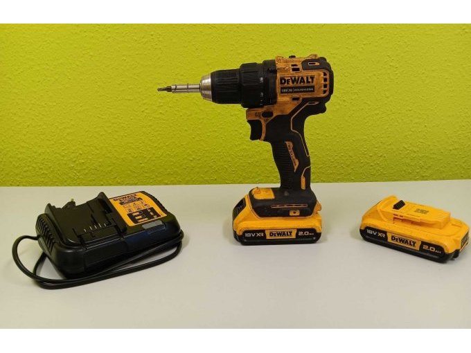 DeWalt Akkuschrauber + Ladegerät mit Akkus