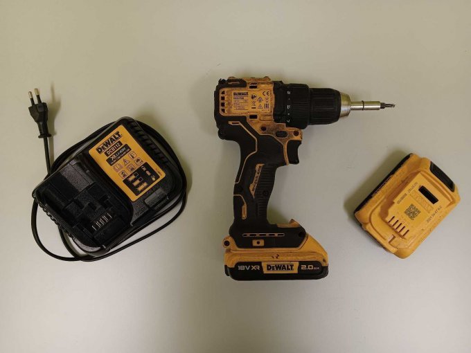 DeWalt Akkuschrauber + Ladegerät mit Akkus