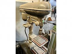 Tischbohrmaschine links