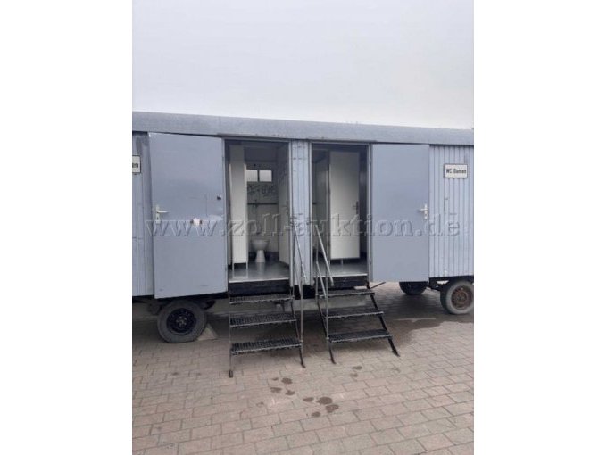 Toilettenwagen Front mit Einsicht in den Innenbereich