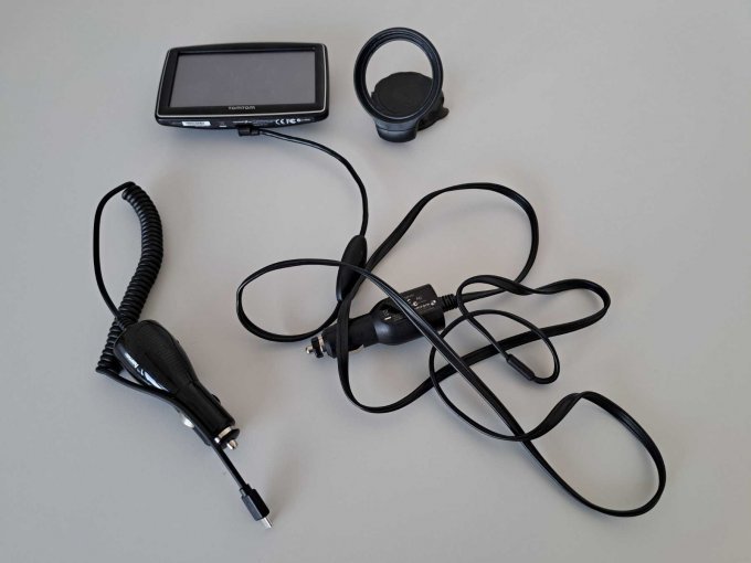 Ansicht des Gegenstandes mit Halterung und weiterem Zubehör