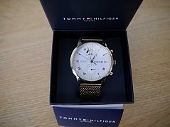 Hilfiger Uhr mit Karton und Zertifikat