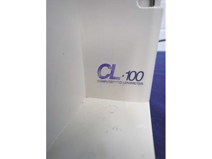 Hinterlegter Model-Schriftzug am Gerät