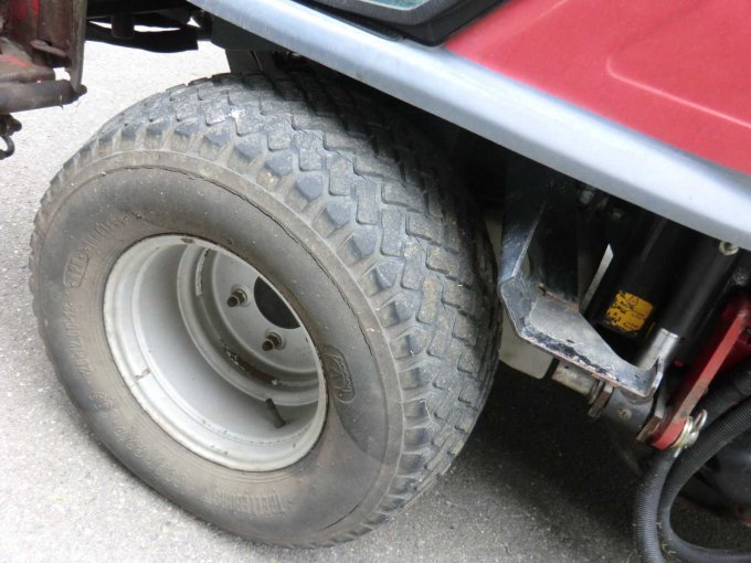 Toro Reelmaster 4240-D Reifen vorne