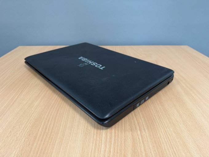 : Toshiba Satellite Pro C660-1J3 15,4 Zoll (39,12 cm)
Ansicht von hinten zugeklappt