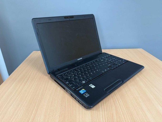 : Toshiba Satellite Pro C660-1J3 15,4 Zoll (39,12 cm)
Ansicht von vorne aufgeklappt