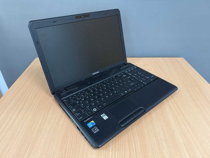 Toshiba Satellite Pro C660-1J3 15,4 Zoll (39,12 cm)
geöffnet von der Seite