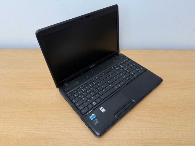 : Toshiba Satellite Pro C660-1J3 15,4 Zoll (39,12 cm)
geöffnet
Ansicht von vorne