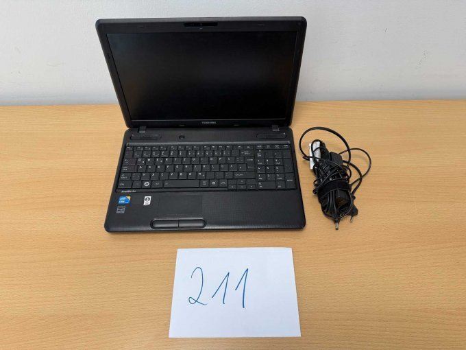 Toshiba Satellite Pro C660-1J3 15,4 Zoll (39,12 cm) mit Netzteil geöffnet