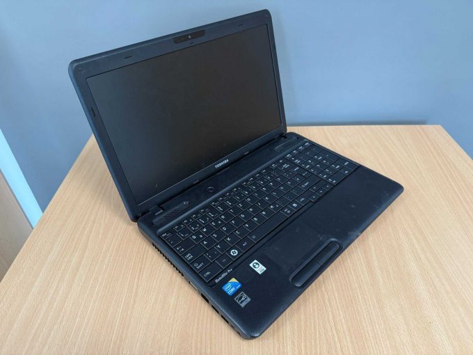 Toshiba Satellite Pro C660-1J3 15,4 Zoll (39,12 cm)
geöffnet Ansicht von vorne