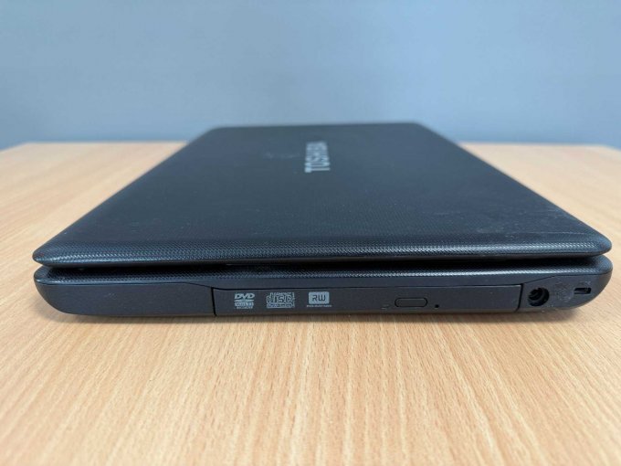 Toshiba Satellite Pro C660-1J3 15,4 Zoll (39,12 cm)
geschlossen Ansicht von der Seite