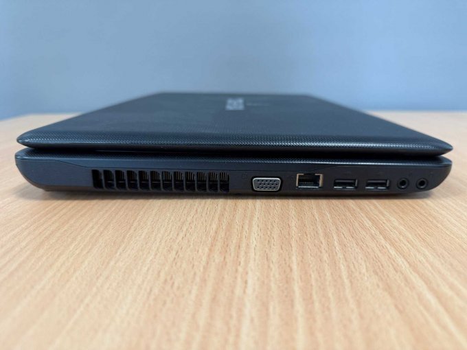 Toshiba Satellite Pro C660-1J3 15,4 Zoll (39,12 cm)
Ansicht von der Seite