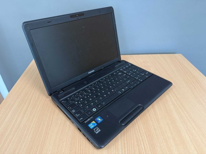Toshiba Satellite Pro C660-1J3 15,4 Zoll (39,12 cm)
Ansicht von vorne geöffnet