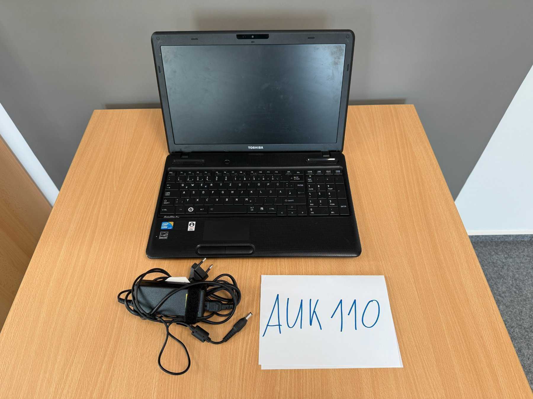 : Toshiba Satellite Pro C660-1J3 15,4 Zoll (39,12 cm) 
mit Netzteil
Ansicht von vorne aufgeklappt