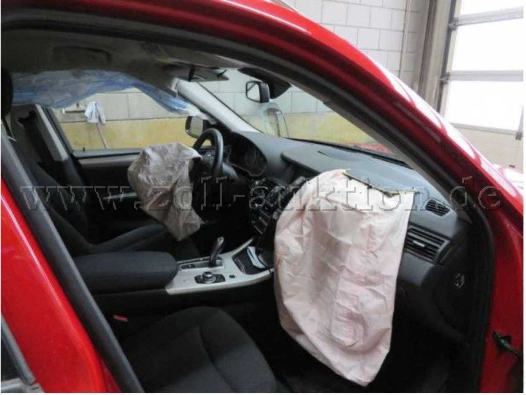 Geöffnete Airbags Fahrerseite/Beifahrerseite