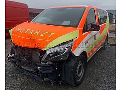 Verunfalltes Notarzteinsatzfahrzeug