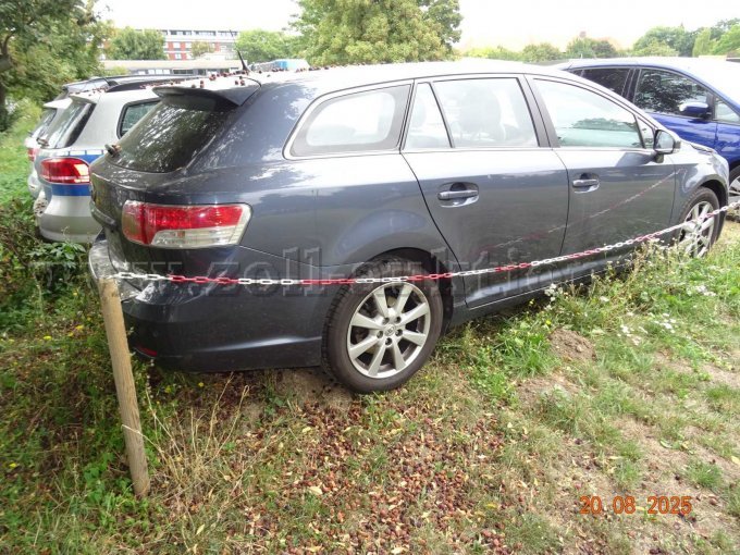 seitlich rechts hinten