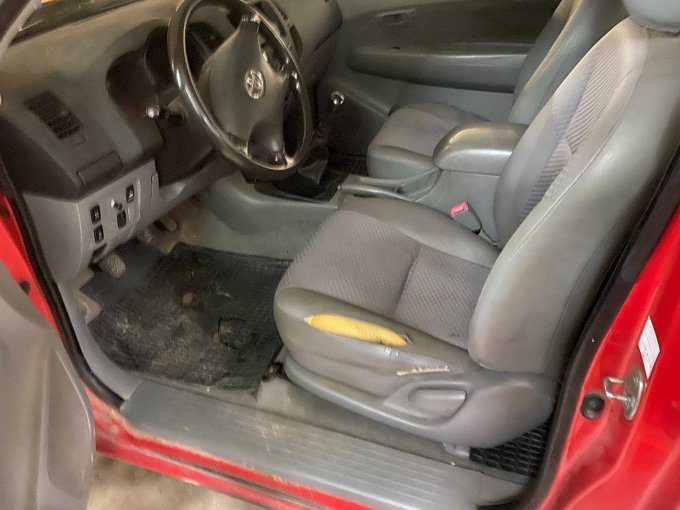 Toyota Hilux Pick-up Innenraum von der Fahrerseite mit Riss im Sitz