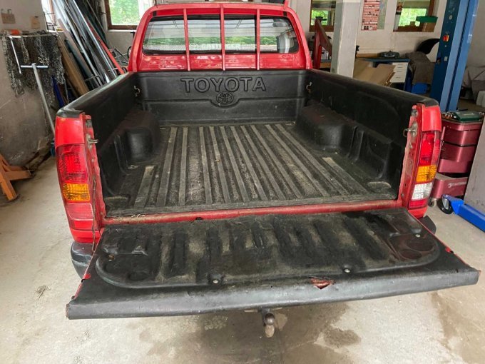 Toyota Hilux Pick-up Ladefläche mit offener Heckklappe