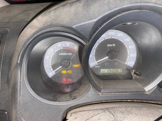 Toyota Hilux Pick-up Kombiinstrument mit Warnleuchten und KM-Stand