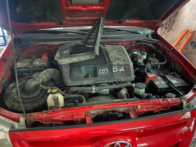 Toyota Hilux Pick-up offene Motorhaube und Motor