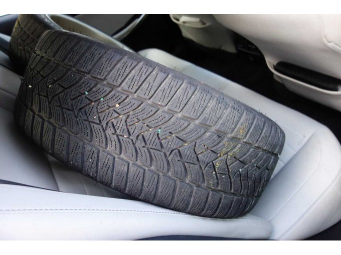 2 Winterräder im Fond