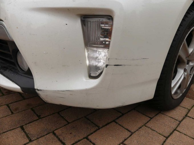 Stoßfänger vorn links beschädigt