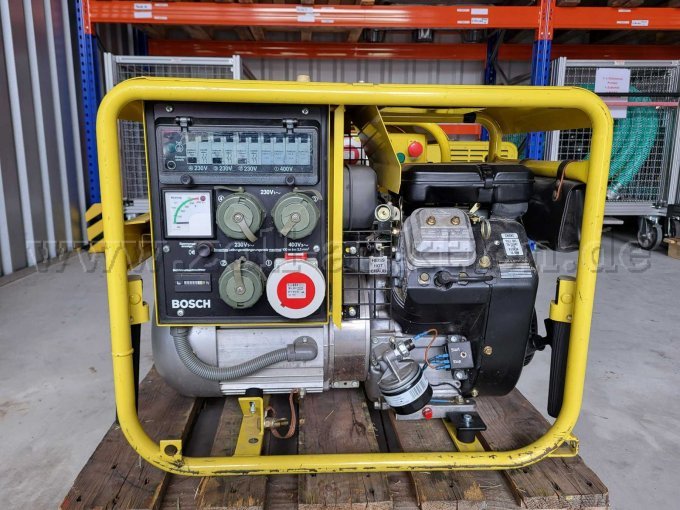 gelber Bosch Stromgenerator 5 kVA mit Steuerpanel und Motor