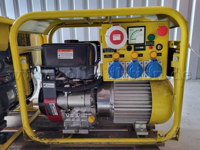 Mobiles gelbes Stromaggregat 5 kVA mit drei blauen Steckdosen, Anzeigeinstrument und Startknopf