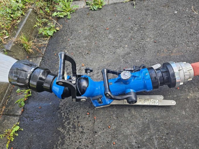 1 Tragbarer Wasserwerfer Leader Partner 2 + Monitordüse FlowMatic 2000 – kavel bij Zoll-Auktion, Niederzissen
